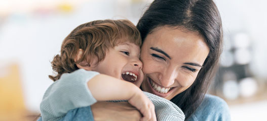 madre e hijo sonrientes abrazándose