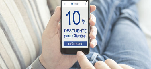 persona mirando el móvil