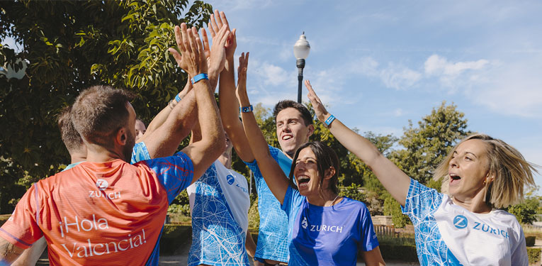 corredores felices chocando las manos