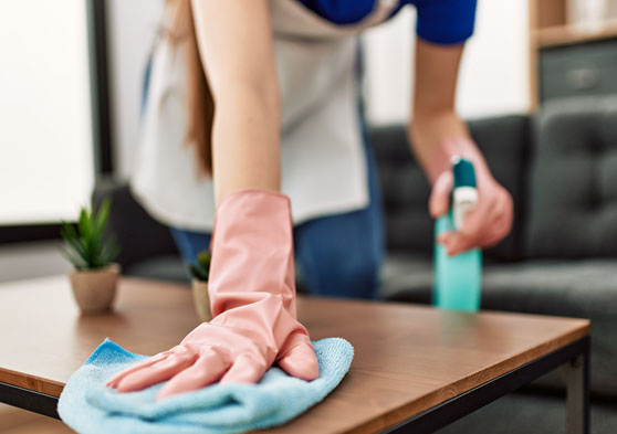 Persona limpiando una mesa