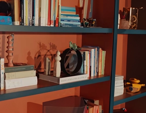 Estantería repleta de libros y adornos