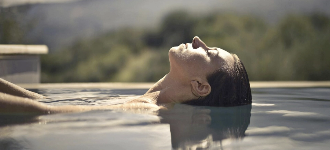 Mujer relajada en una piscina