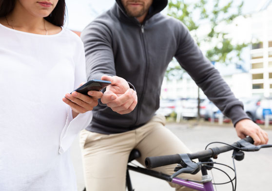Persona en bicicleta intentando robar un móvil