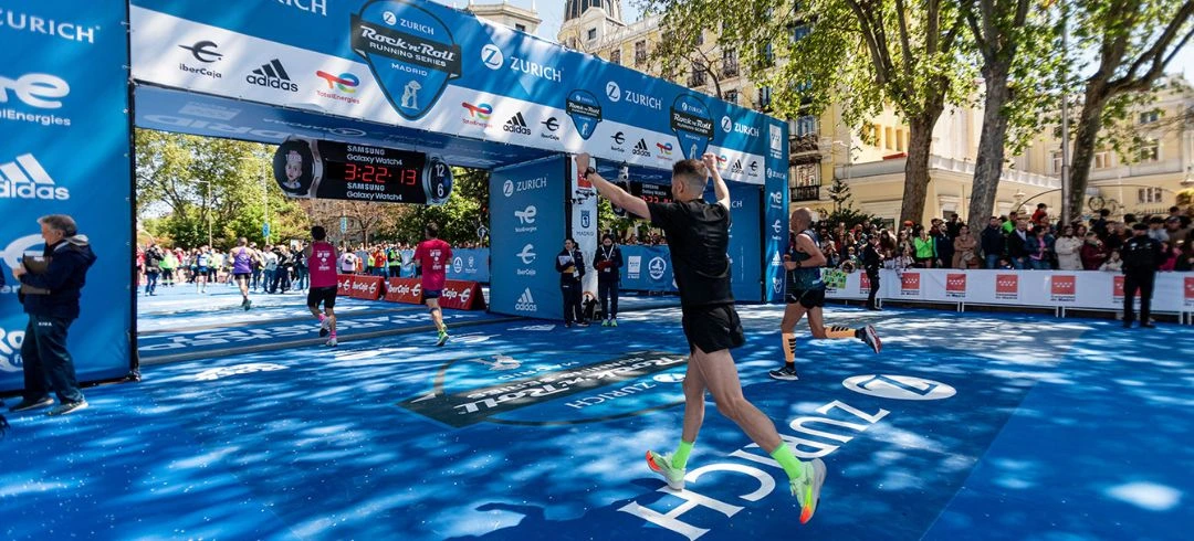 Dos corredores finalizando la Zurich Rock’n’Roll Running Series Madrid 2025