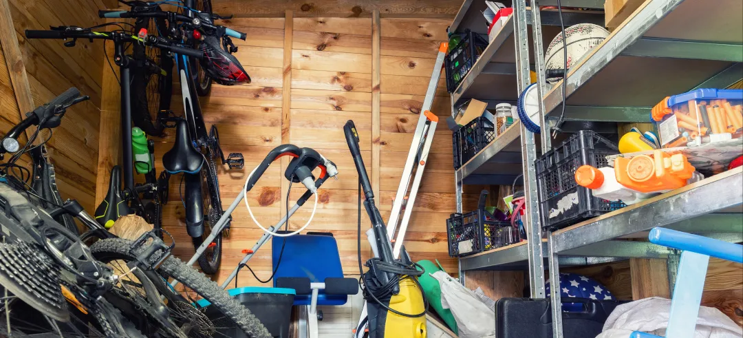 Trastero lleno de bicicletas y artículos para el hogar