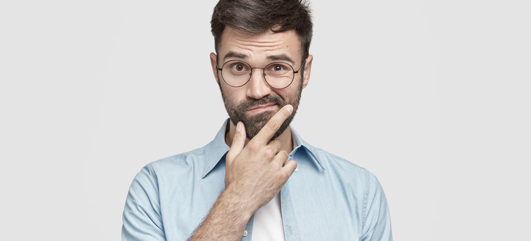 Chico joven dudando con gesto pensativo