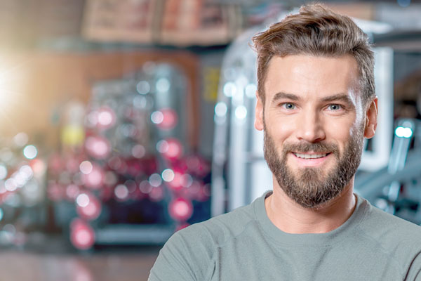 chico sonriente mirando a cámara en un gimnasio