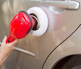 Mujer puliendo la carrocería de un coche